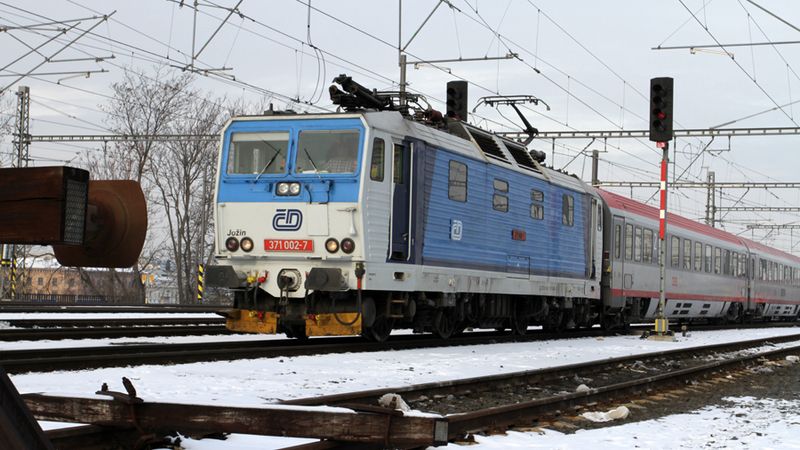 Spěšný vlak v Praze zabil muže